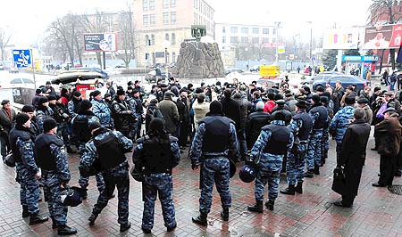 Українці вже не мають права протестувати: їх одразу локалізують силовики (фоторепортаж)