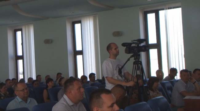 Видео-оператор Лисичанского ТРК «Акцент» пришел на съемки сессии горсовета в футболке «вежливые люди»