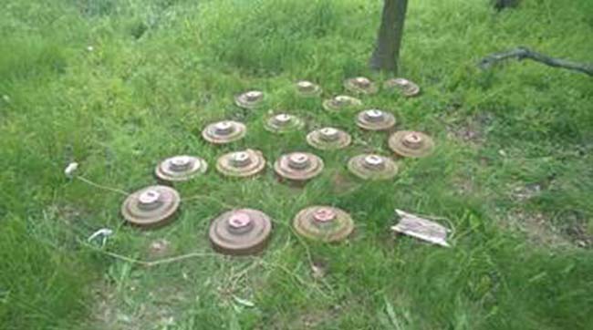 На Донеччині біля Красногорівки СБУ виявила схованку з протитанковими мінами та запалами до них