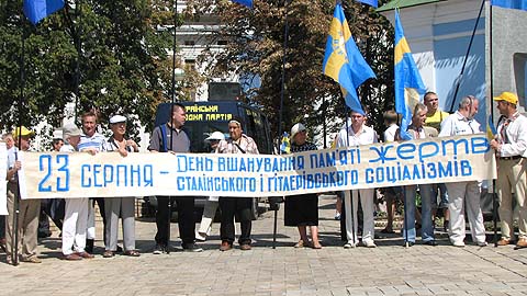 У Києві на Михайлівській площі вшанували День пам’яті жертв усіх тоталітарних та авторитарних режимів