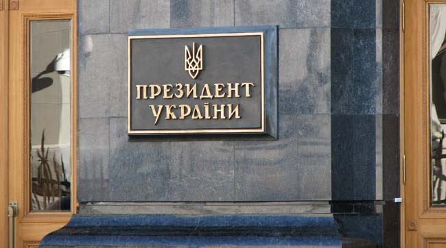 Янукович прийняв відставку Азарова і його уряду