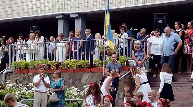 У дніпропетровській школі учні зустріли Вілкула обуреними вигуками «Ганьба!»