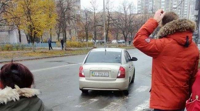 ​У Києві серед білого дня на очах у перехожих викрали жінку. Відео