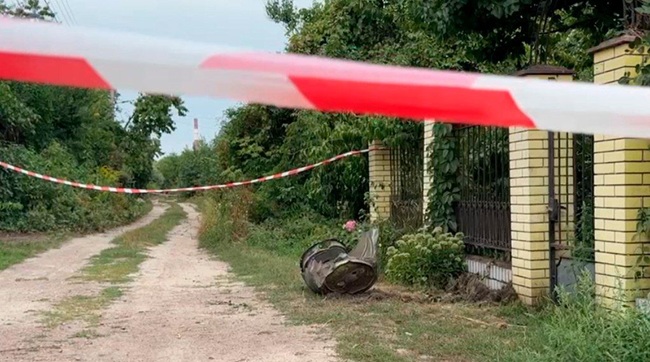 ​Вибухотехніки столичної поліції знешкодили нездетоновану бойову частину російської ракети С-400, яка цієї ночі впала у житловій забудові Києва
