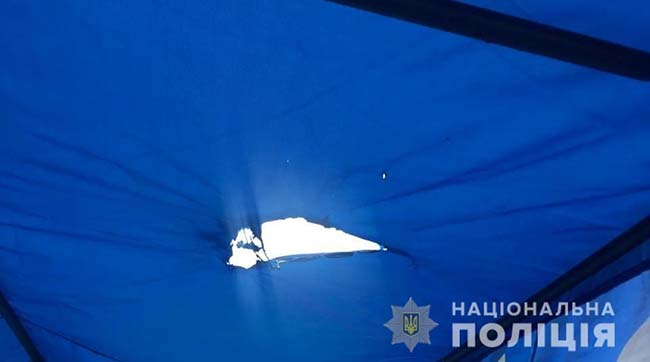 ​На Луганщині поліцейські встановили особу чоловіка, який пошкодив агітаційний намет однієї з політичних партій