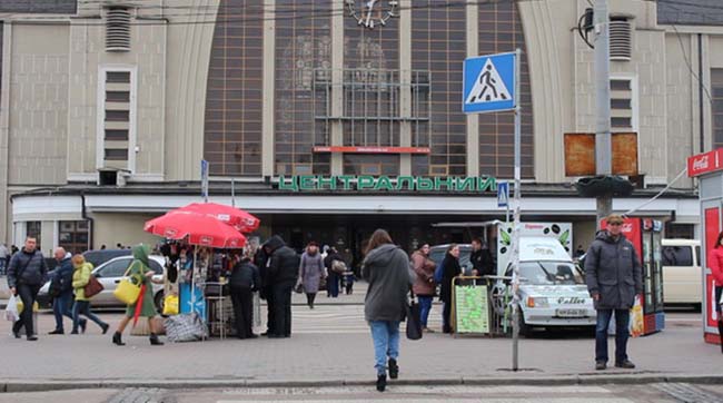 ​У Києві на залізничному вокзалі затримали групу осіб, яка підозрюється у вчиненні низки злочинів