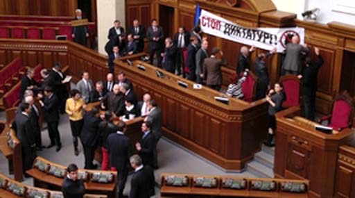 Опозиція блокує парламент, щоб захистити Сергія Власенка