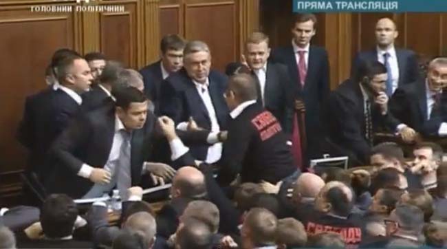 Кличко назвав депутатські кулачні бійки непрофесійними