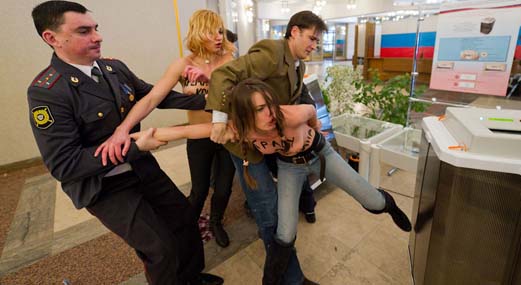 В Москве участницы движения FEMEN провели акцию: «Краду ЗА Путина»