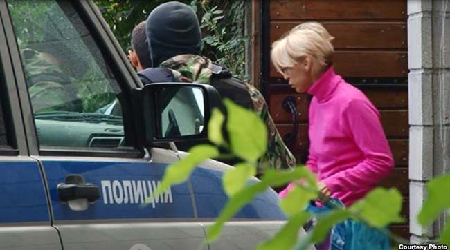 Кримську активістку Єлизавету Богуцьку після обшуку в будинку забрала поліція