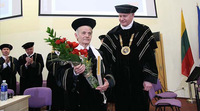 Лидер крымских татар стал почетным доктором ведущего университета Литвы