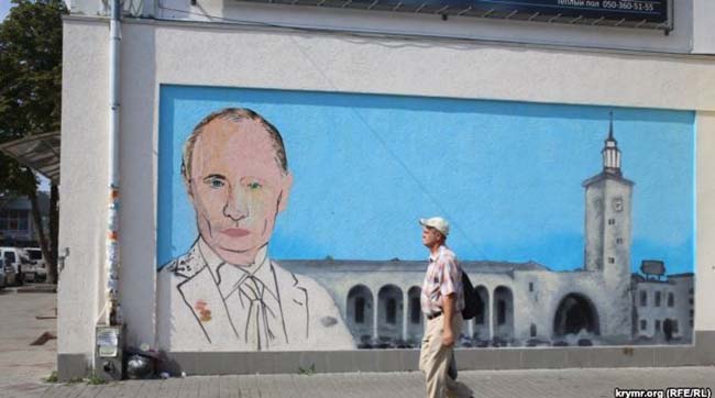 У Сімферополі свіженамальованому Путіну підбили око
