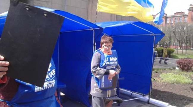 ​Оппа в Мариуполе раздает антиукраинские листовки