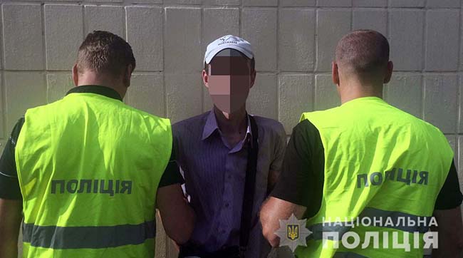 ​У Києві оперативники затримали чоловіків за продаж фальшивих талонів на пальне