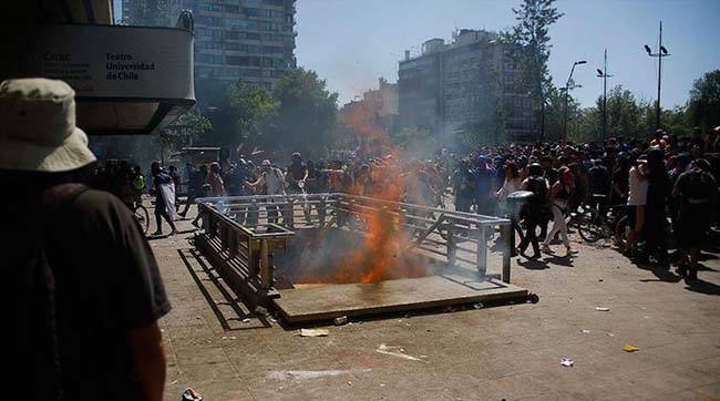 ​Число загиблих у ході акцій протесту в Чилі зросло до 19 осіб, в 16 регіонах діє комендантська година