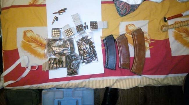 ​У переселенця з Донеччини поліція Київщини виявила зброю, боєприпаси та велику кількість ножів