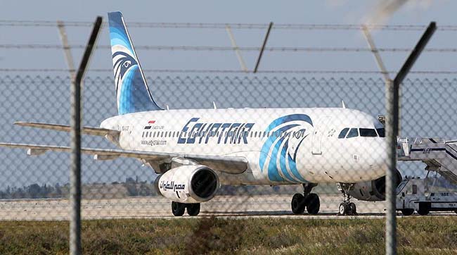 Пасажири захопленого літака авіакомпанії Egypt Air повернулися до Каїру