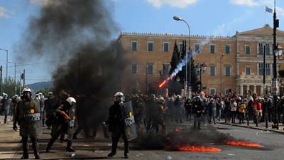 Столкновения манифестантов с полицией превратили центр Афин в зону военных действий