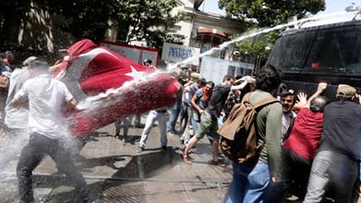 В Анкаре полиция применила слезоточивый газ и водометы против демонстрантов