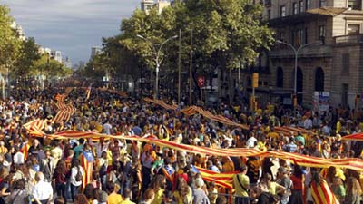 В Испании сторонники самоопределения Каталонии образовали живую цепочку протеста