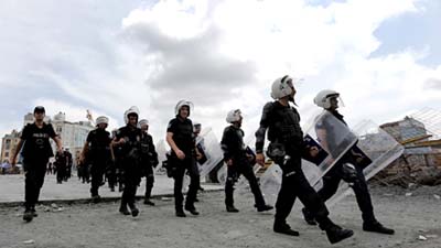 Полиция начала разгон лагеря демонстрантов в стамбульском парке Гези