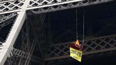 Активістів Greenpeace пожежні зняли з Ейфелевої вежі