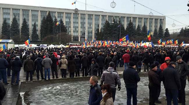 У центрі Кишинева відновилася багатотисячна акція протесту
