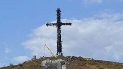 В Армении соорудили крест из 1712 малых крестиков