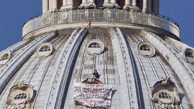 Бастующему на куполе собора Святого Петра предпринимателю запретили три года посещать Рим