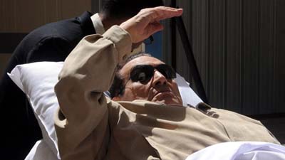 Хосни Мубарака из тюрьмы перевезли в военный госпиталь