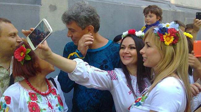 На Бориса Немцова настучали свои же - за «участие» в параде вышиванок в Одессе