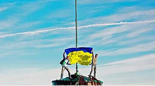 Руферы подняли украинский флаг над офисом Путина
