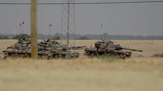 Туреччина продовжує розміщувати бронетехніку на кордоні з Сирією