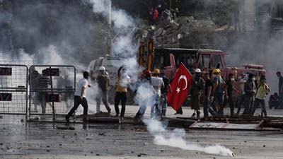 В Стамбуле вблизи площади Таксим продолжаются столкновения полиции с демонстрантами