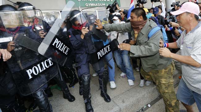 У Таїланді поліція розігнала маніфестантів сльозогінним газом