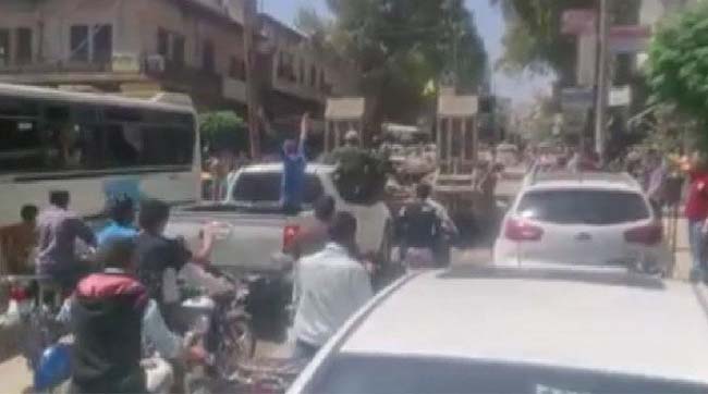 В Сирии террористы провезли по улицам трупы оппозиционеров, привязанные к грузовикам
