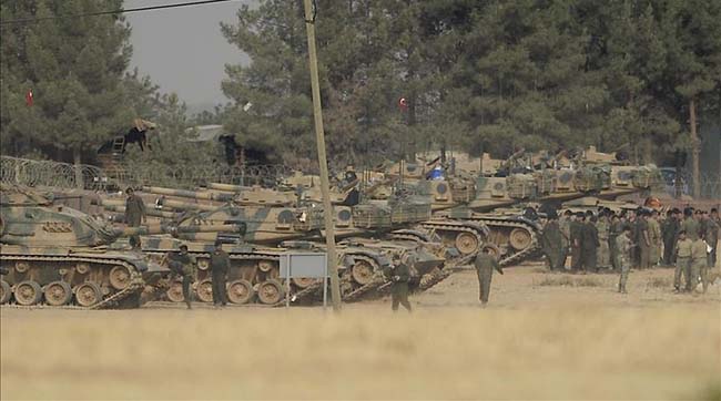 Туреччина продовжує стягувати танки до сирійського кордону