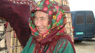 Президент Туркмении подарит на 8 марта 14 долларов каждой туркменской женщине
