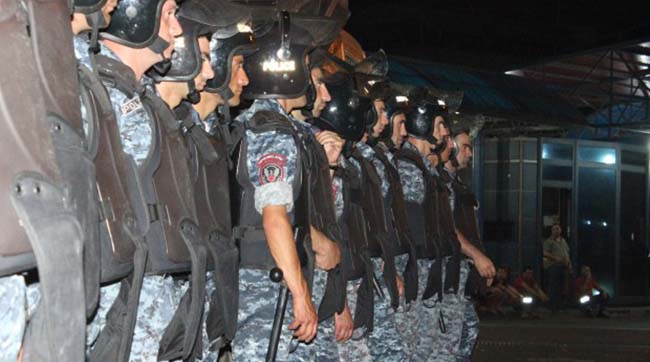 Збройне захоплення полку ППС в Єревані триває третю добу