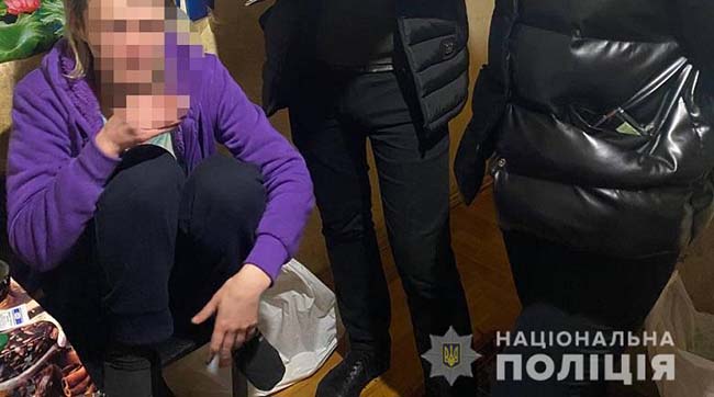 ​У Києві ювенальні поліцейські врятували 4-річного хлопчика від п'яної матері, яка вдарила його ножем